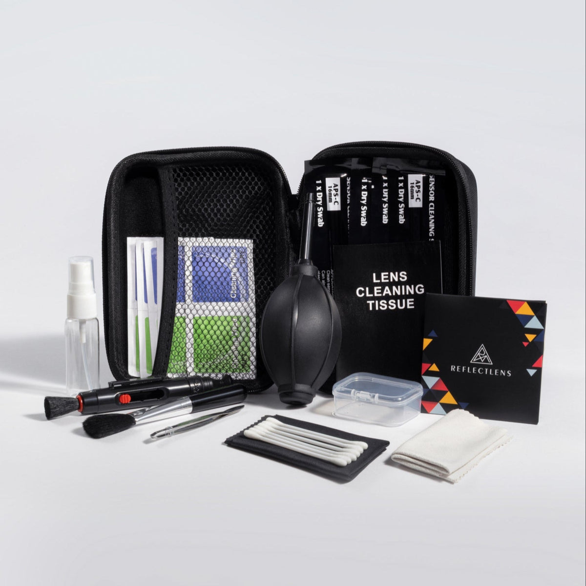 Apri il kit di pulizia REFLECTLENS che mostra panni, soffietto e strumenti per la cura delle superfici ottiche